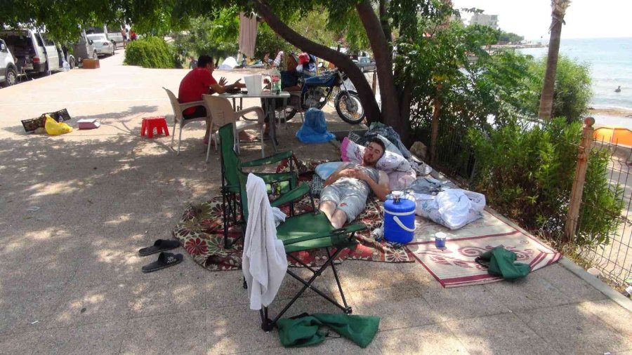 Mersin Sahillerinde Oteller Dolunca Tatilciler Yerde Çadırda Ve Araçlarında Tatil Yapıyor