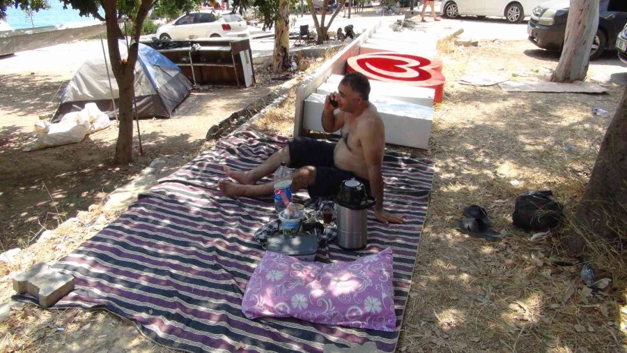 Mersin Sahillerinde Oteller Dolunca Tatilciler Yerde Çadırda Ve Araçlarında Tatil Yapıyor