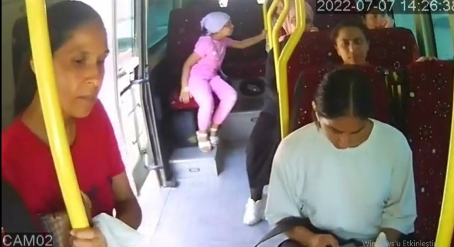 Minibüsten Düşen Kadın Hayatını Kaybetti: O Anlar Kamerada