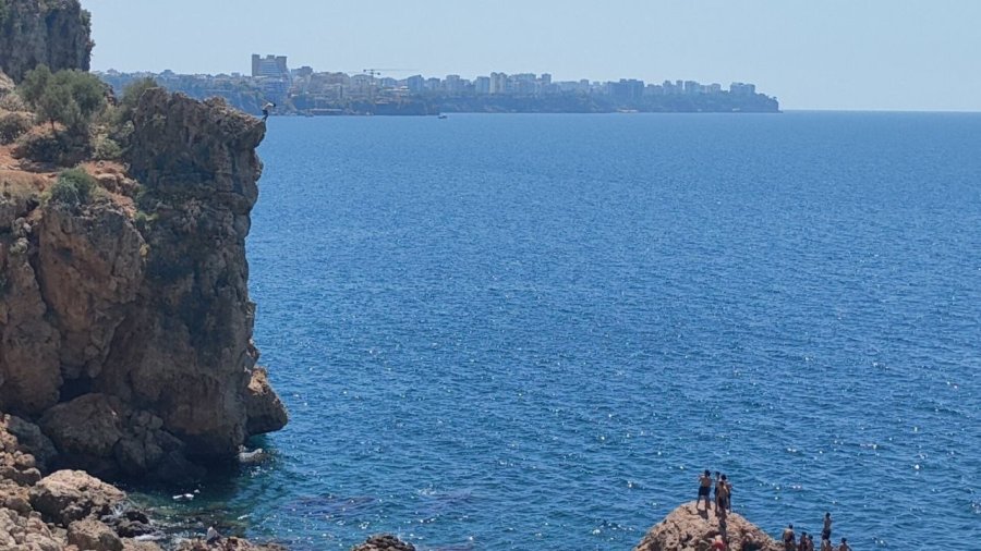 40 Metreden Denize Atladı, Kısa Süreli Baygınlık Geçirip Herkesi Korkuttu