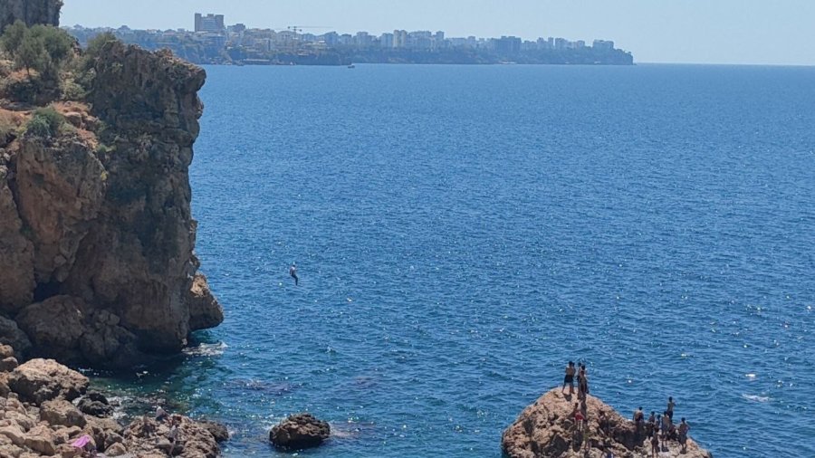 40 Metreden Denize Atladı, Kısa Süreli Baygınlık Geçirip Herkesi Korkuttu