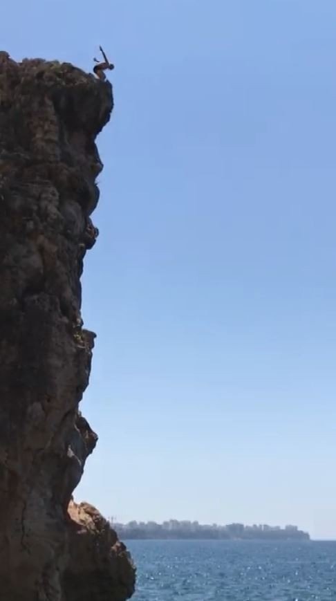 40 Metreden Denize Atladı, Kısa Süreli Baygınlık Geçirip Herkesi Korkuttu