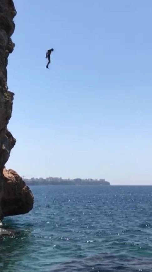 40 Metreden Denize Atladı, Kısa Süreli Baygınlık Geçirip Herkesi Korkuttu