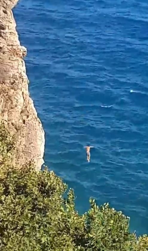 40 Metreden Denize Atladı, Kısa Süreli Baygınlık Geçirip Herkesi Korkuttu