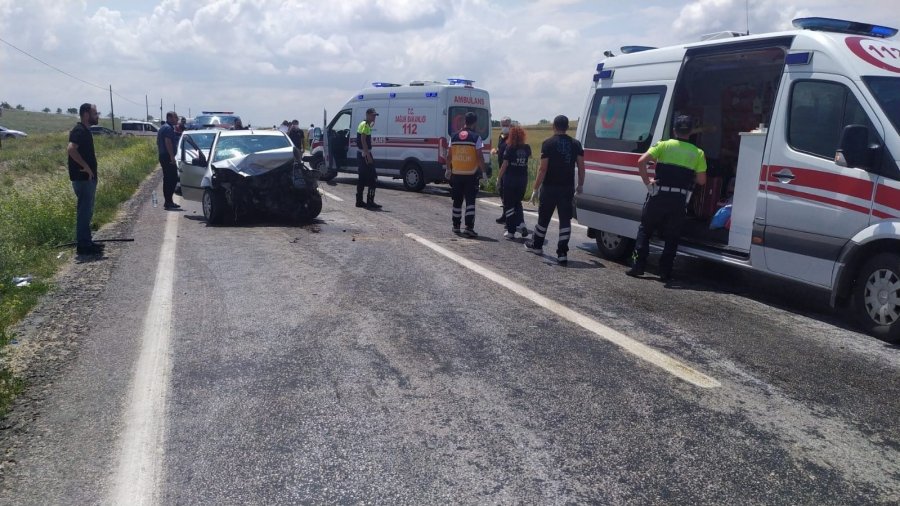 İki Otomobil Kafa Kafaya Çarpıştı: 4 Yaralı