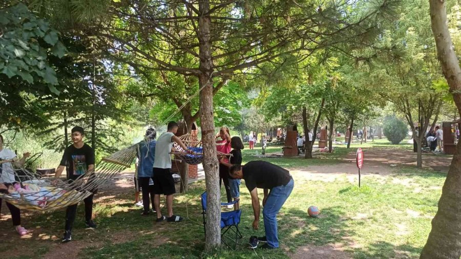 Bayramın Son Gününde Güneşli Havanın Tadını Mangal Yakarak Çıkardılar
