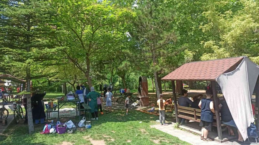 Bayramın Son Gününde Güneşli Havanın Tadını Mangal Yakarak Çıkardılar