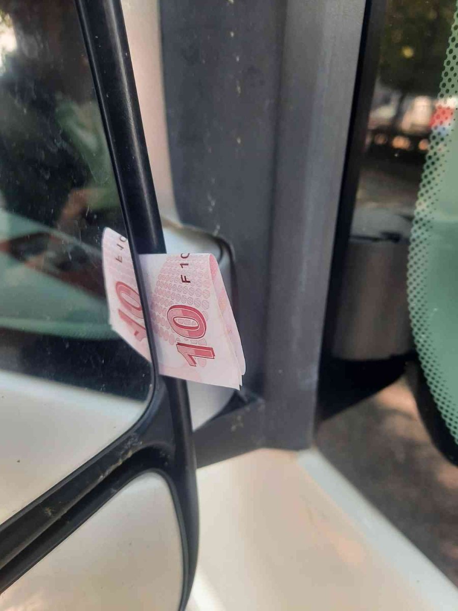 2 Bin 300 Liralık Hasar İçin 10 Lira Bırakıp Gitti