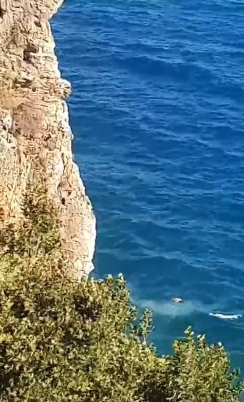 40 Metreden Denize Atladı, Kısa Süreli Baygınlık Geçirip Herkesi Korkuttu