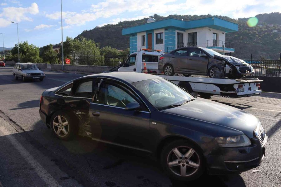 Otomobiller Çarpıştı: 6 Yaralı