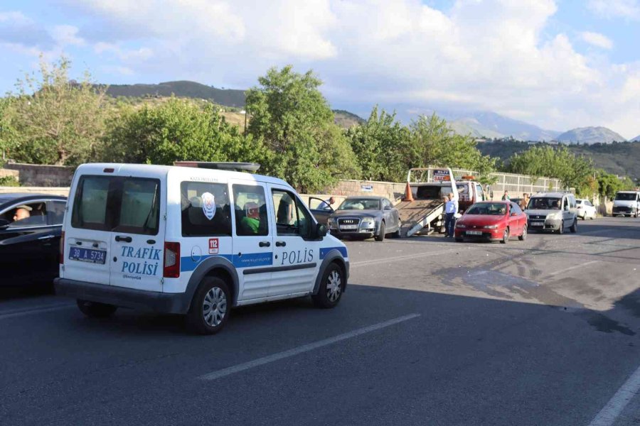 Otomobiller Çarpıştı: 6 Yaralı