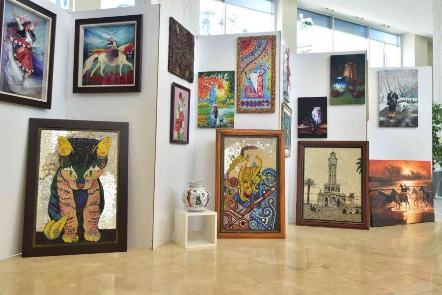 Cam, Fayans Kırıkları, Mozaik, Boncuk Ve Çekilmemiş Kahve Tanelerinin Sanatla Buluşturdular