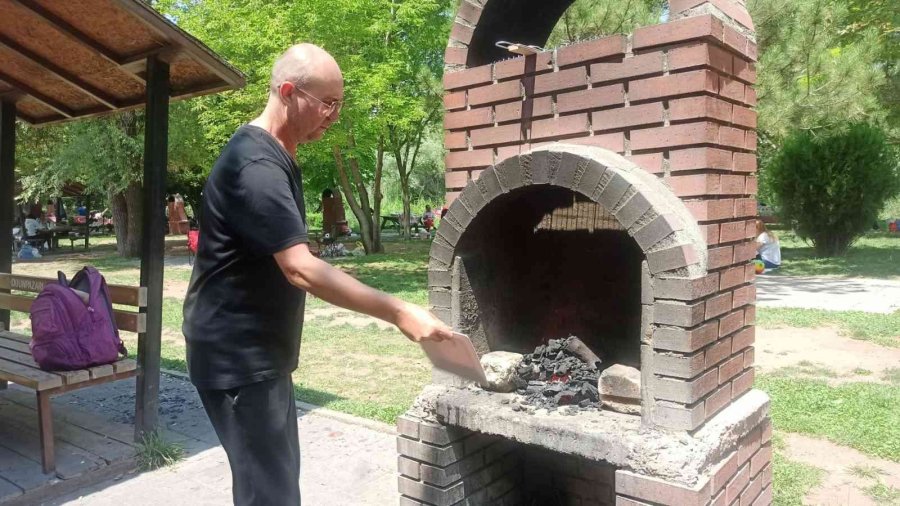 Bayramın Son Gününde Güneşli Havanın Tadını Mangal Yakarak Çıkardılar