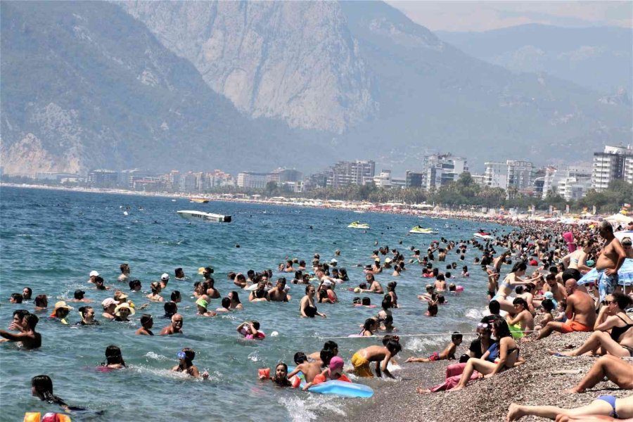 Tatilcilerin Akın Ettiği 7 Kilometre Uzunluğa Sahip Konyaaltı Sahili Doldu