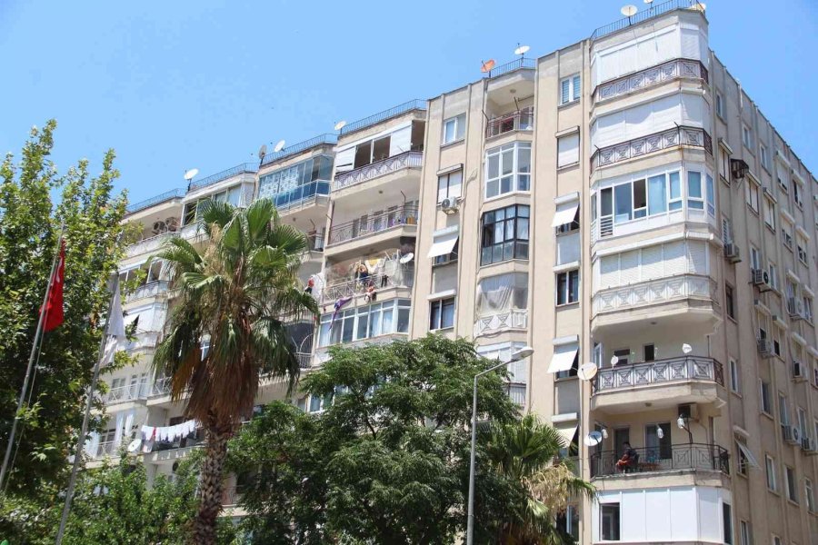 Genç Kadın Yaptıklarıyla Mahalleliyi Canından Bezdirdi