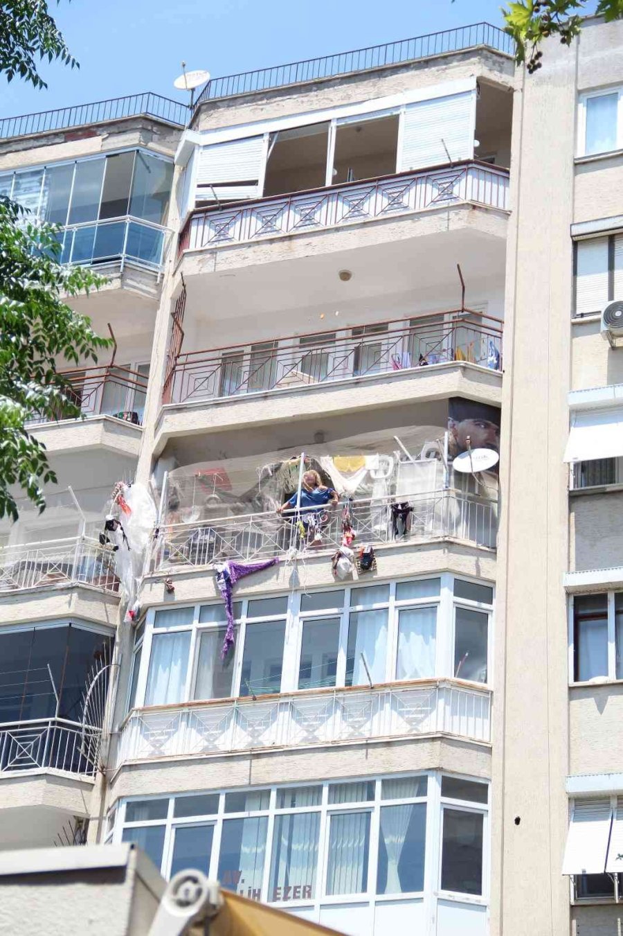 Genç Kadın Yaptıklarıyla Mahalleliyi Canından Bezdirdi