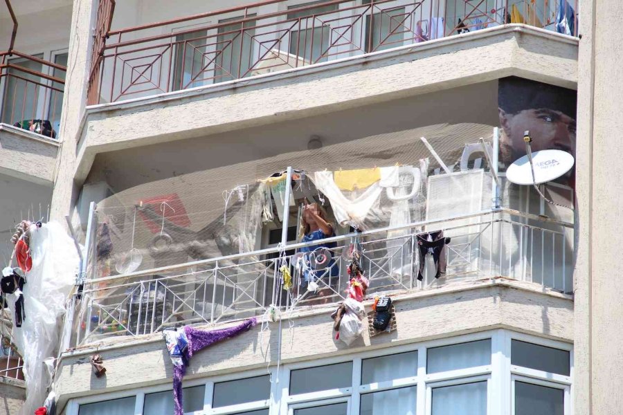 Genç Kadın Yaptıklarıyla Mahalleliyi Canından Bezdirdi