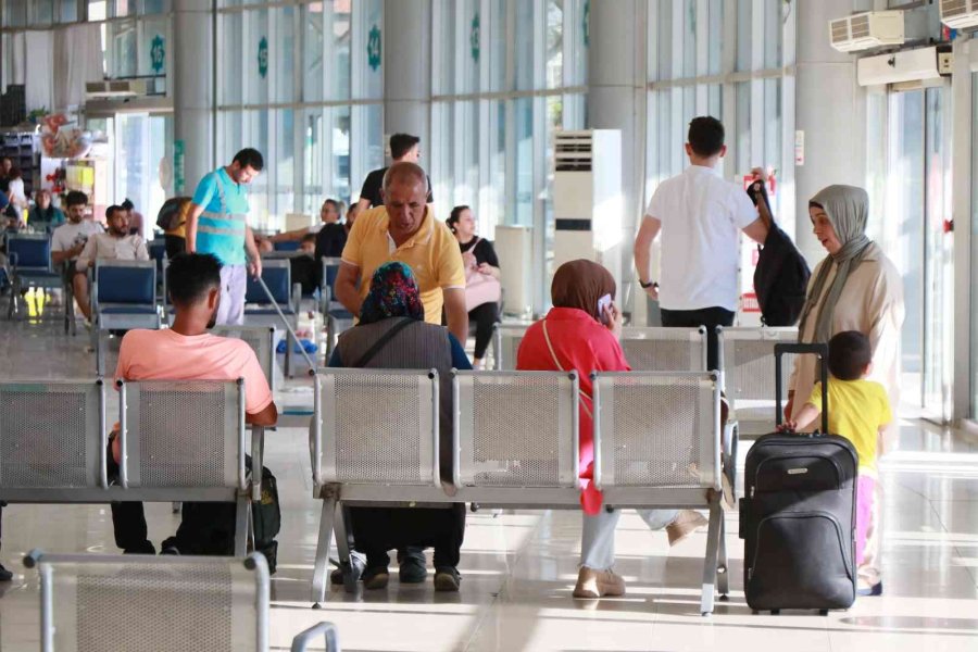 Bayram Tatilinin Ardından Otogarda Dönüş Yoğunluğu