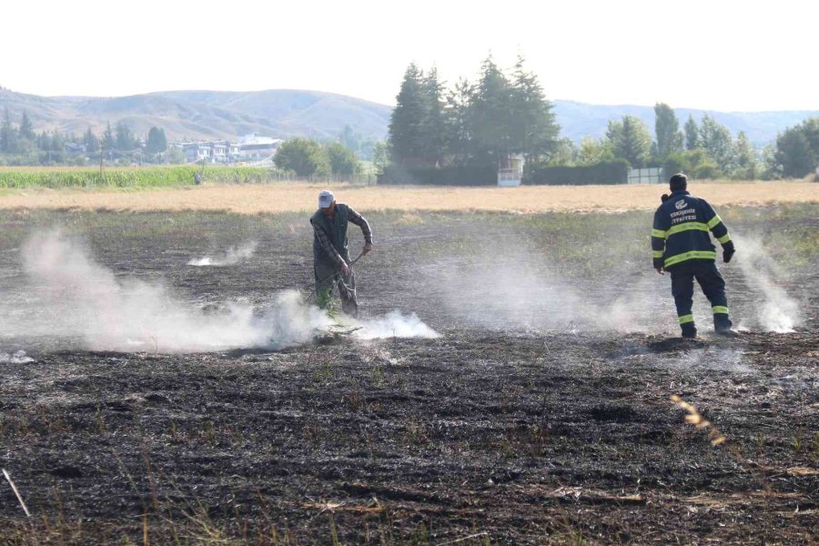 40 Dönümlük Arpa Tarlası Dakikalar İçerisinde Küle Döndü