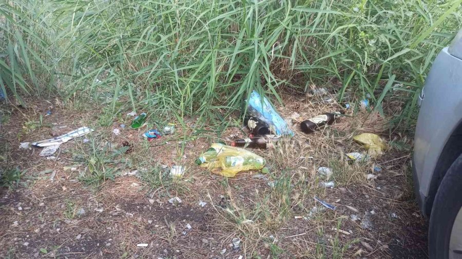 Piknikçiler Çöplerini Bırakıp Gitti