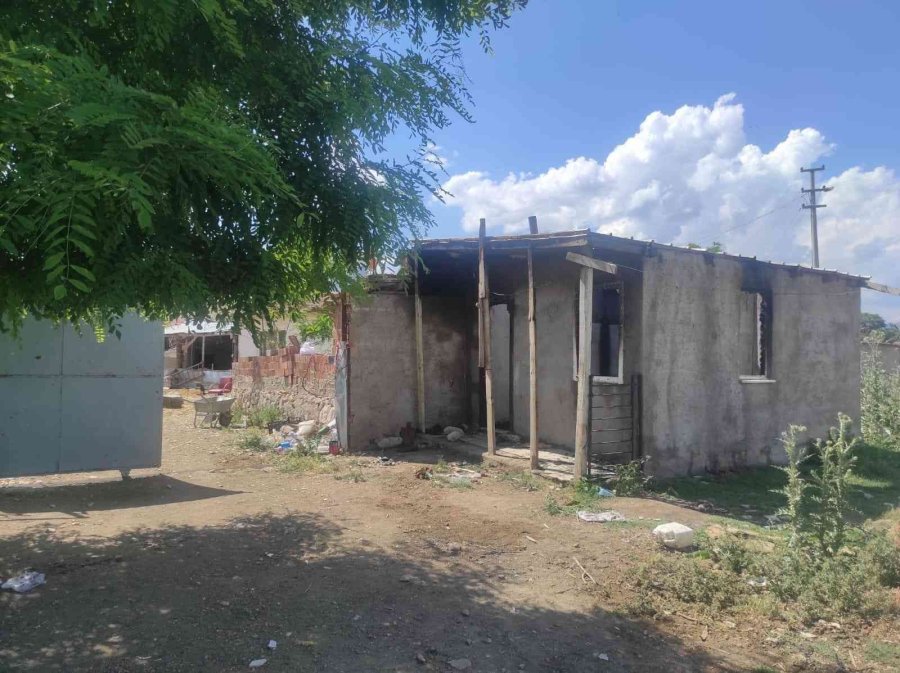 Şase Yapan Kablo Barakada Yangın Çıkarttı