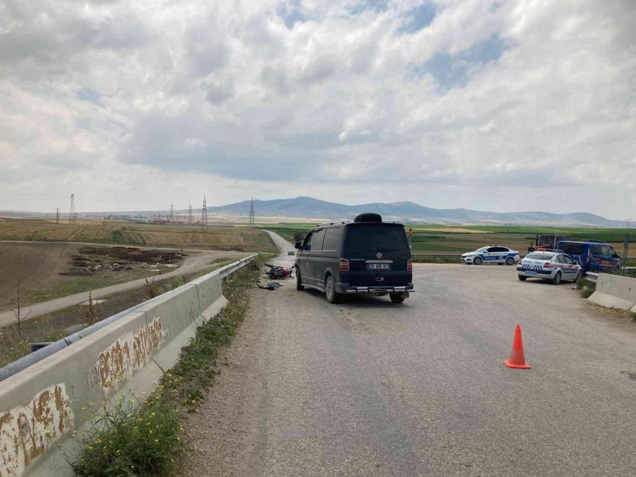 Motosiklet İle Minibüs Kafa Kafaya Çarpıştı: 1 Yaralı