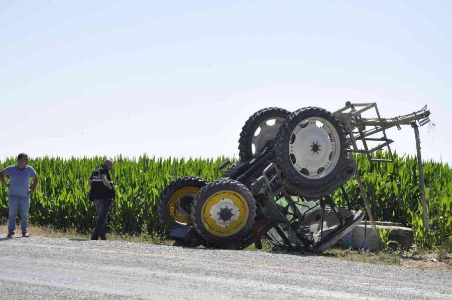 Devrilen Traktörün Altında Ezilmekten Kabin Sayesinde Kurtuldu