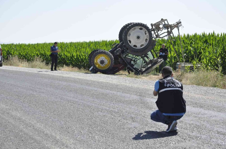 Devrilen Traktörün Altında Ezilmekten Kabin Sayesinde Kurtuldu