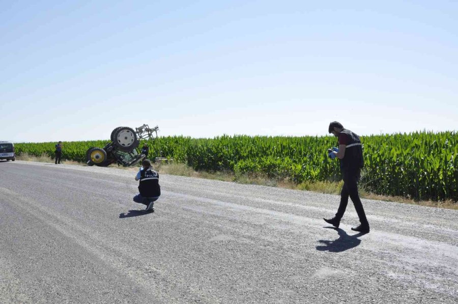 Devrilen Traktörün Altında Ezilmekten Kabin Sayesinde Kurtuldu