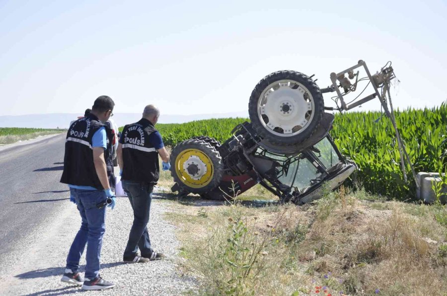Devrilen Traktörün Altında Ezilmekten Kabin Sayesinde Kurtuldu