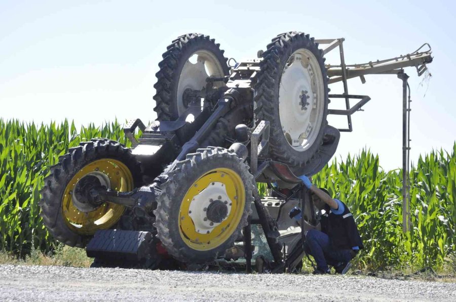 Devrilen Traktörün Altında Ezilmekten Kabin Sayesinde Kurtuldu