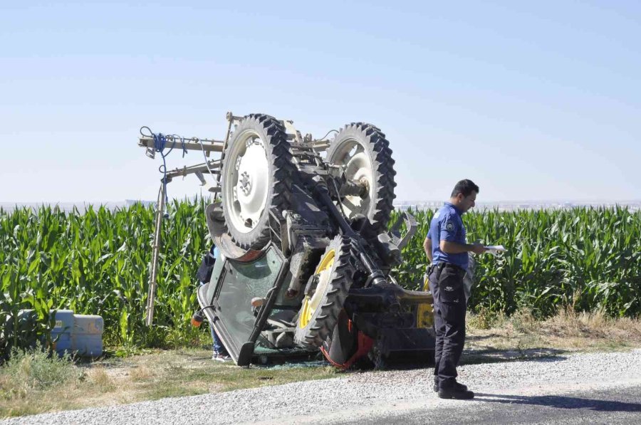 Devrilen Traktörün Altında Ezilmekten Kabin Sayesinde Kurtuldu