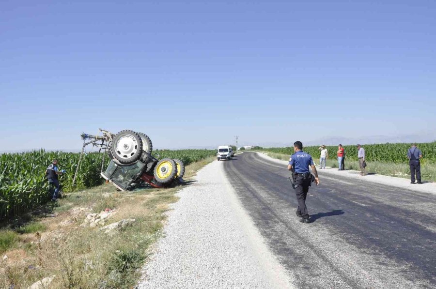 Devrilen Traktörün Altında Ezilmekten Kabin Sayesinde Kurtuldu