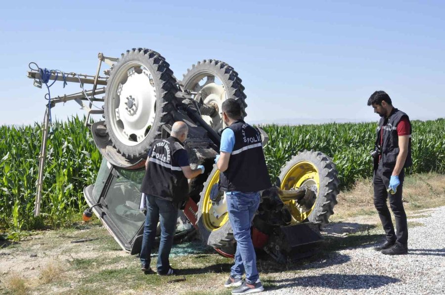 Devrilen Traktörün Altında Ezilmekten Kabin Sayesinde Kurtuldu