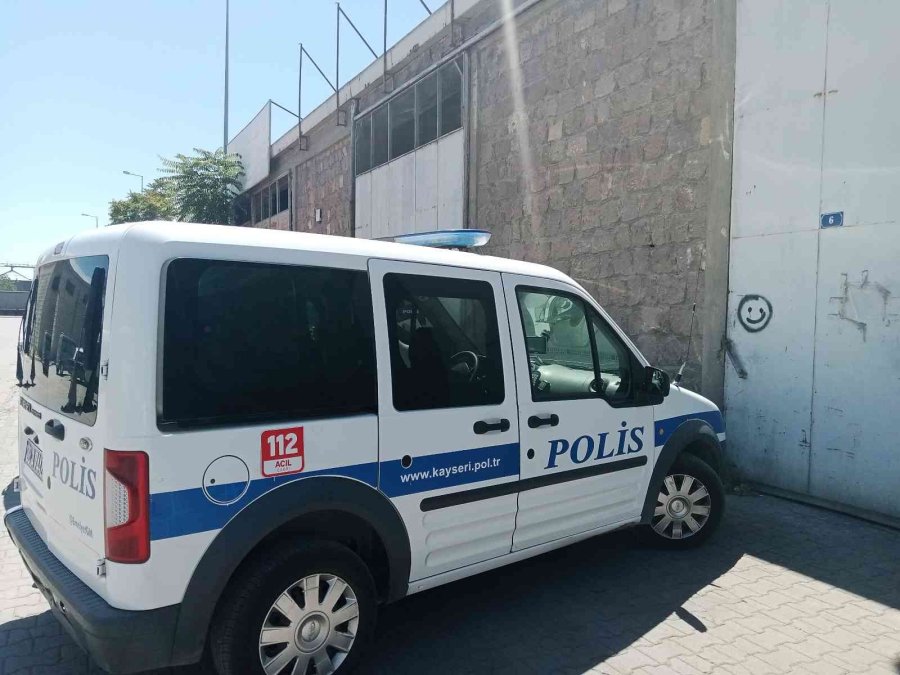 Kayısı Toplamak İçin Çıktığı Çatıdan Düşüp Öldü