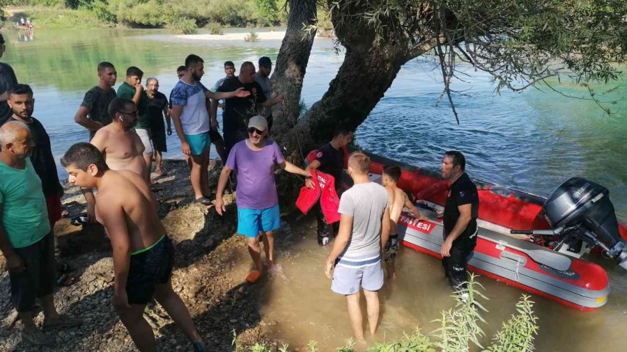 Manavgat Irmağı’nda Mahsur Kalan Vatandaşlar İtfaiye Ekiplerince Kurtarıldı
