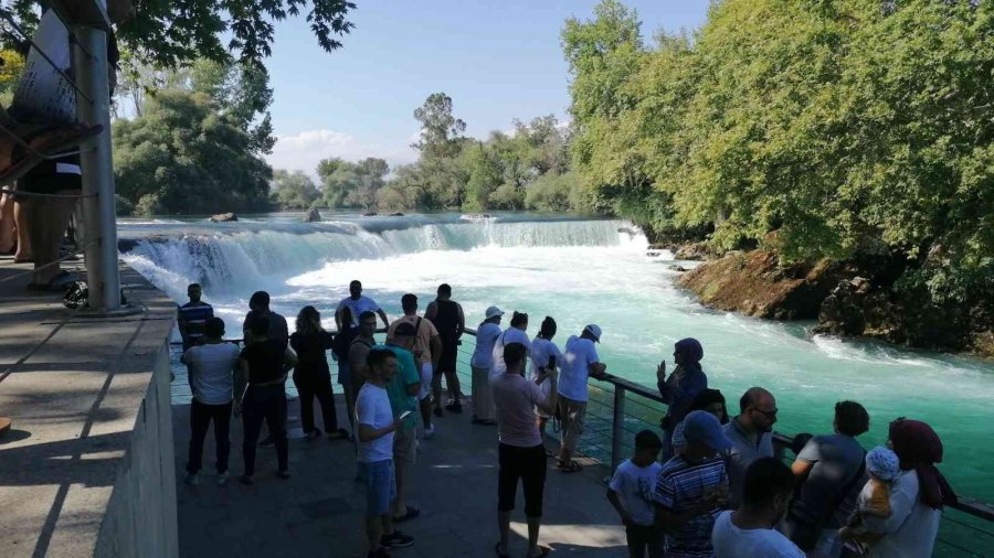 Manavgat Irmağı’nda Mahsur Kalan Vatandaşlar İtfaiye Ekiplerince Kurtarıldı