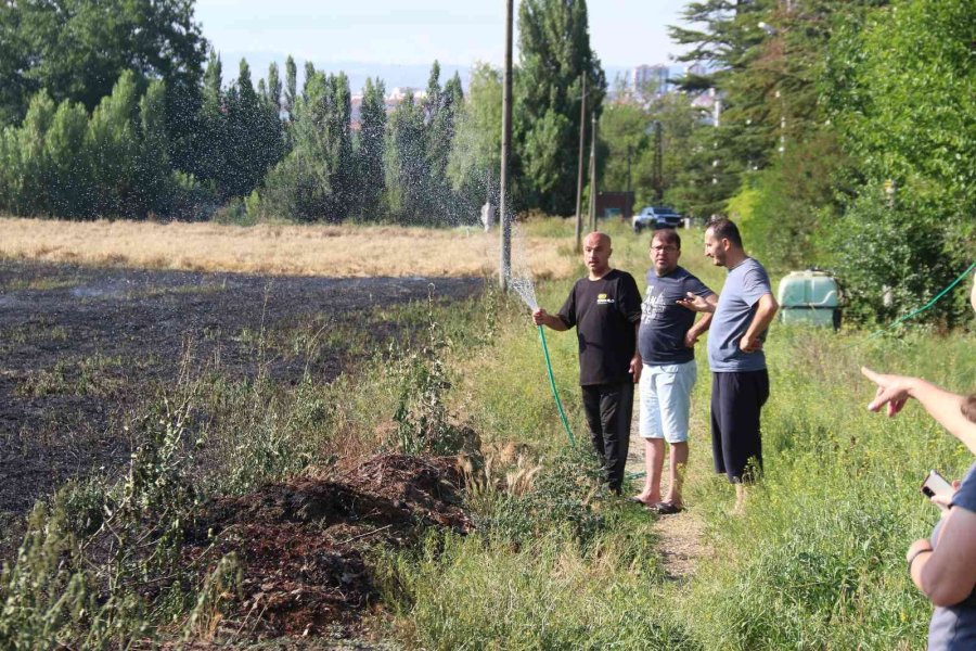 40 Dönümlük Arpa Tarlası Dakikalar İçerisinde Küle Döndü
