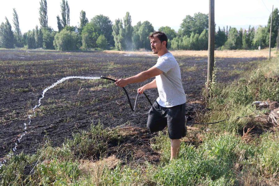 40 Dönümlük Arpa Tarlası Dakikalar İçerisinde Küle Döndü