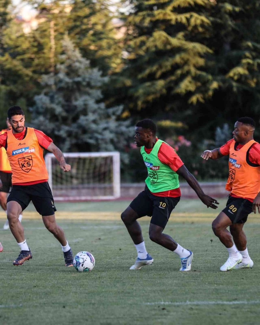 Kayserispor, Ali Karimi’nin Lisansını Çıkardı