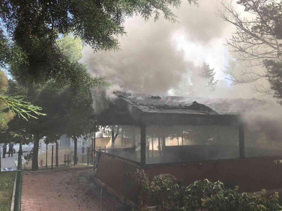 Karaman İl Sağlık Müdürlüğü Bahçesinde Korkutan Yangın