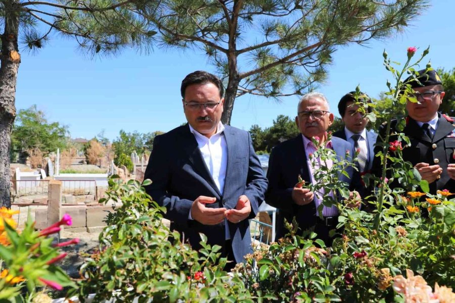 Vali Çiçek 15 Temmuz Şehitlerinin Kabirlerini Ziyaret Etti