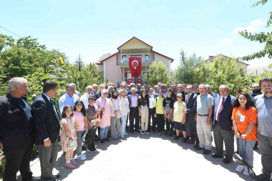 Vali Çiçek 15 Temmuz Şehitlerinin Kabirlerini Ziyaret Etti