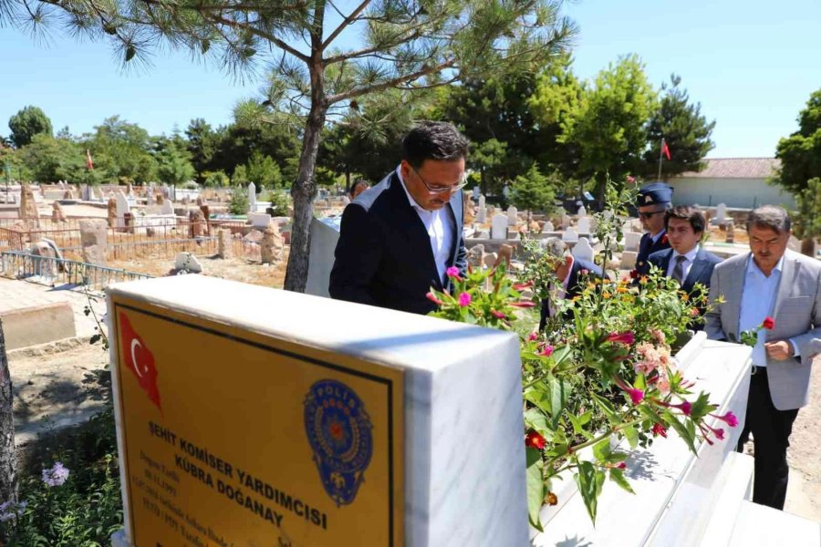 Vali Çiçek 15 Temmuz Şehitlerinin Kabirlerini Ziyaret Etti