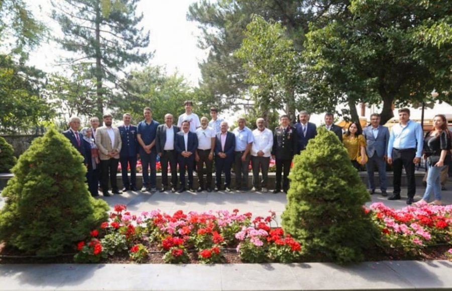 Vali Çiçek 15 Temmuz Şehitlerinin Kabirlerini Ziyaret Etti