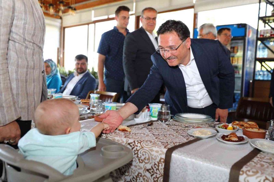 Vali Çiçek 15 Temmuz Şehitlerinin Kabirlerini Ziyaret Etti