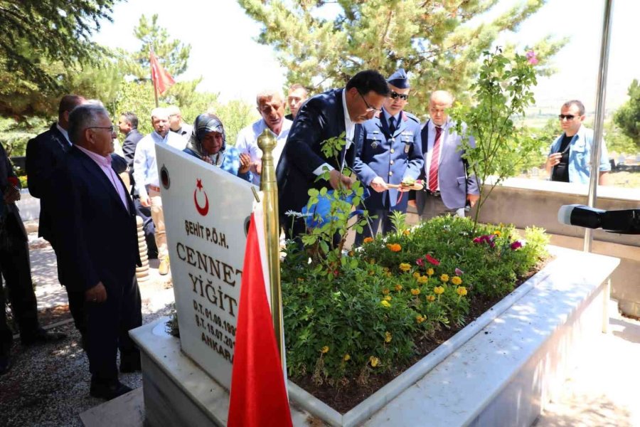 Vali Çiçek 15 Temmuz Şehitlerinin Kabirlerini Ziyaret Etti