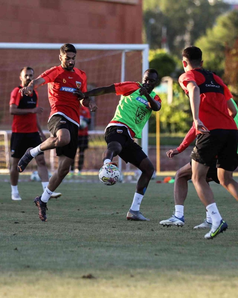 Kayserispor Çalışmalarını Sürdürüyor