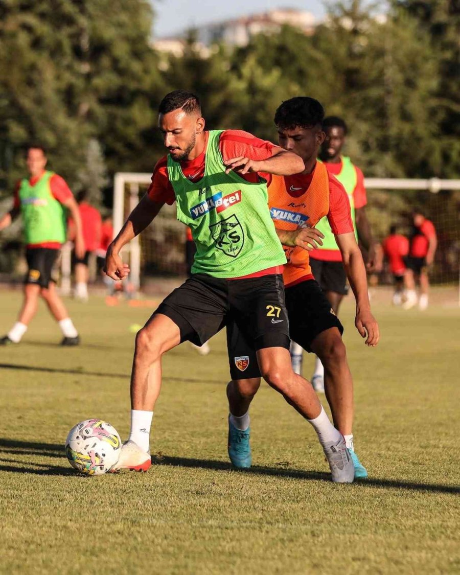 Kayserispor Çalışmalarını Sürdürüyor