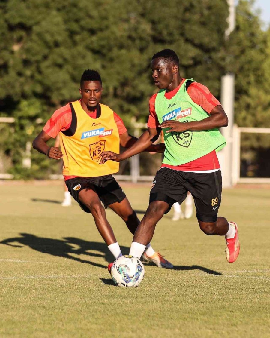 Kayserispor Çalışmalarını Sürdürüyor